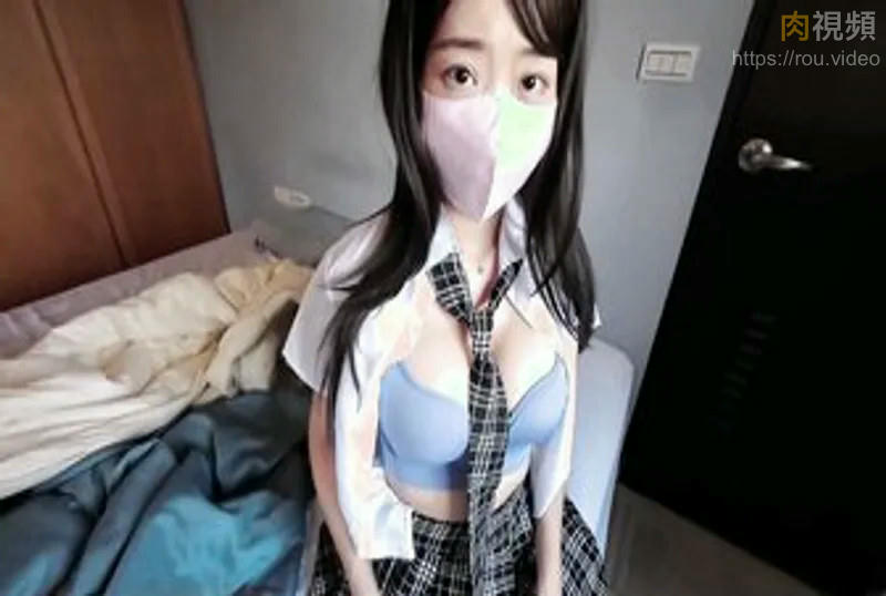 美女校花拖欠房租太久只好脫衣服給房東看