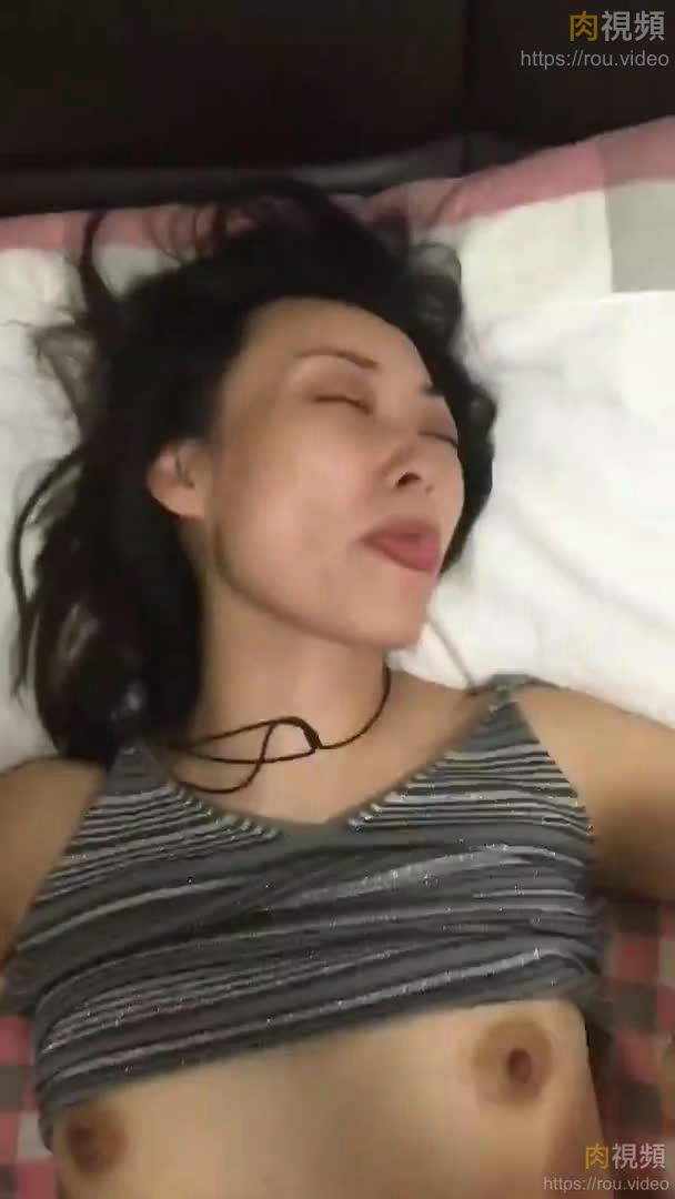 這種女人最有味道，讓人有欲望，放的開玩的開，風韻猶存的良家少婦，內射是對她的最大尊重！